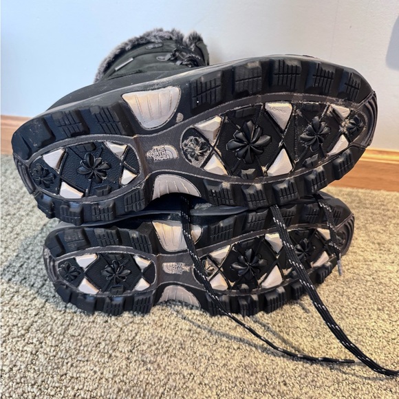 The North Face Women's Waterproof Black Winter Boots with fur, sz 9 - Picture 6 of 7